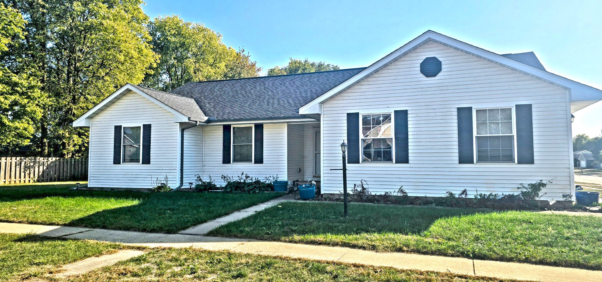 1913 E Newport Drive Property Photo 1