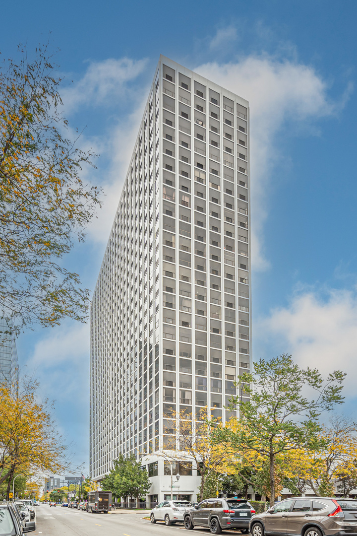 4343 N Clarendon Avenue 707 Property Photo 1