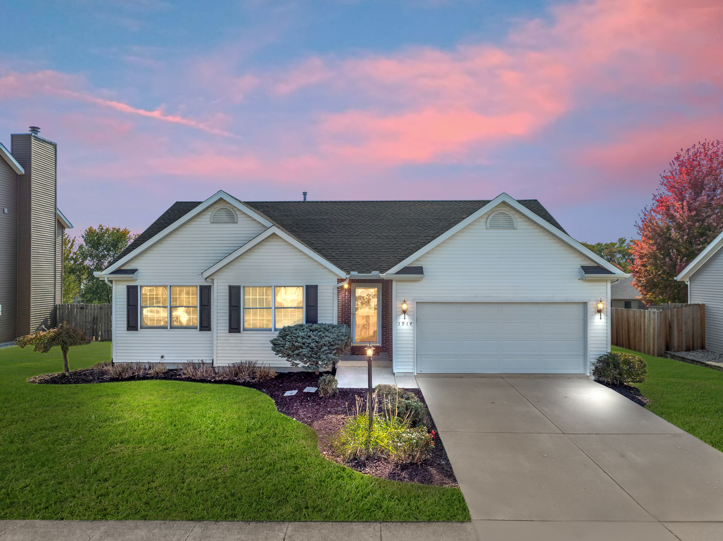 1914 Cobblestone Property Photo 1