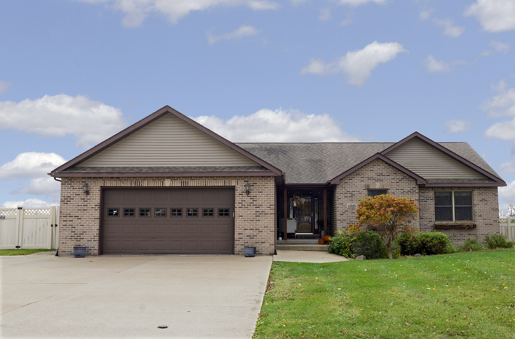 1235 Edna Circle Property Photo 1