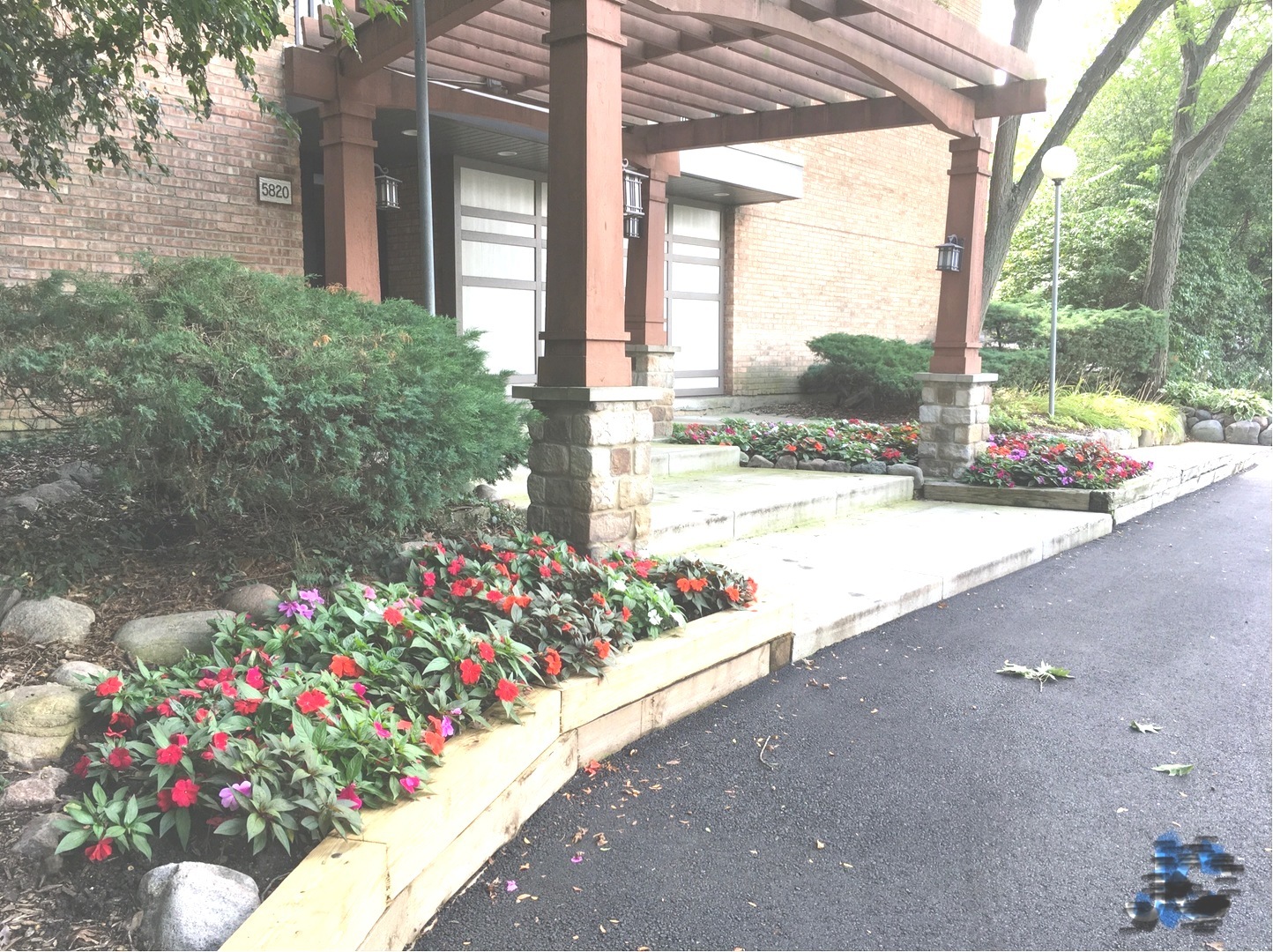 5820 Oakwood Drive 3j Property Photo 1