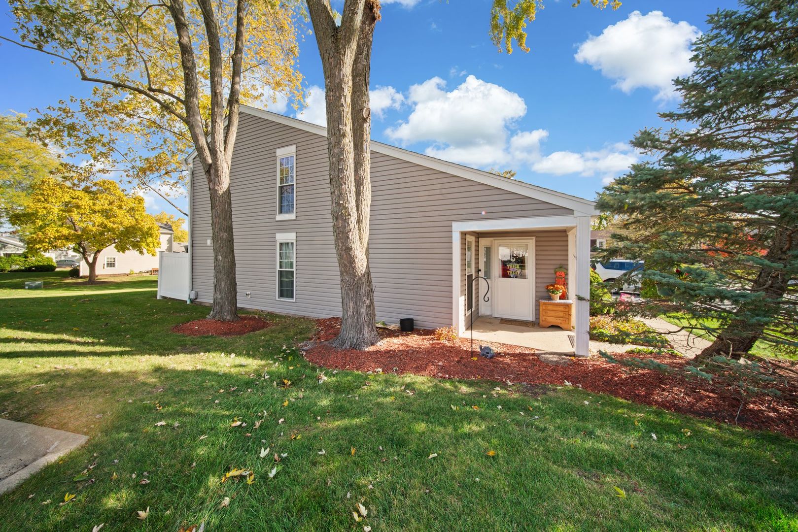 1290 Wandsworth Circle Property Photo 1