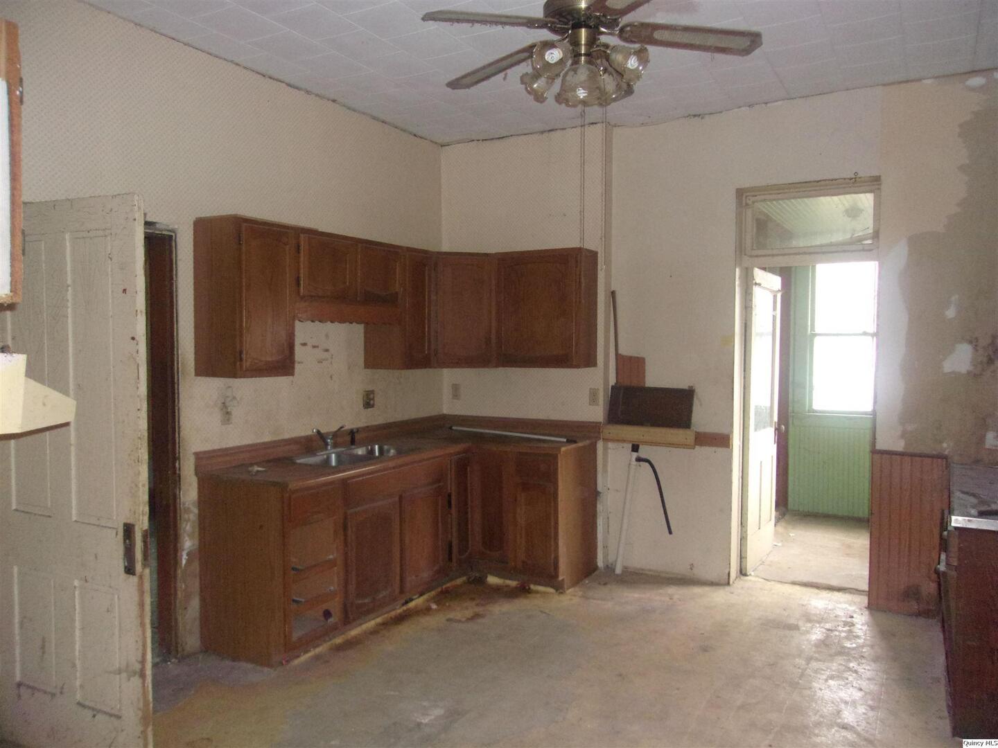 925 Jefferson St Property Photo 4