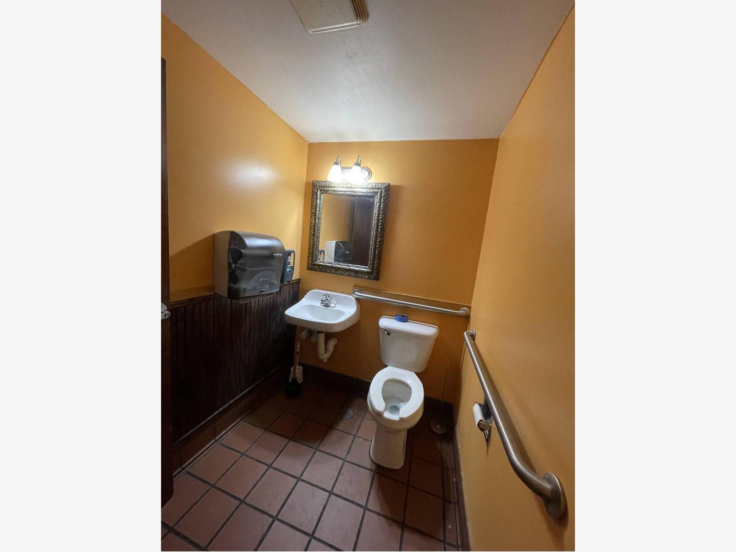 116 N Neil Street Property Photo 15