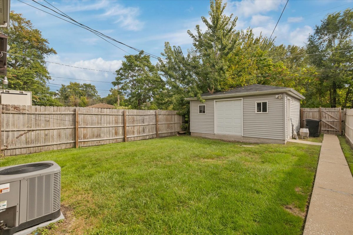 8225 S Manistee Avenue Property Photo 4