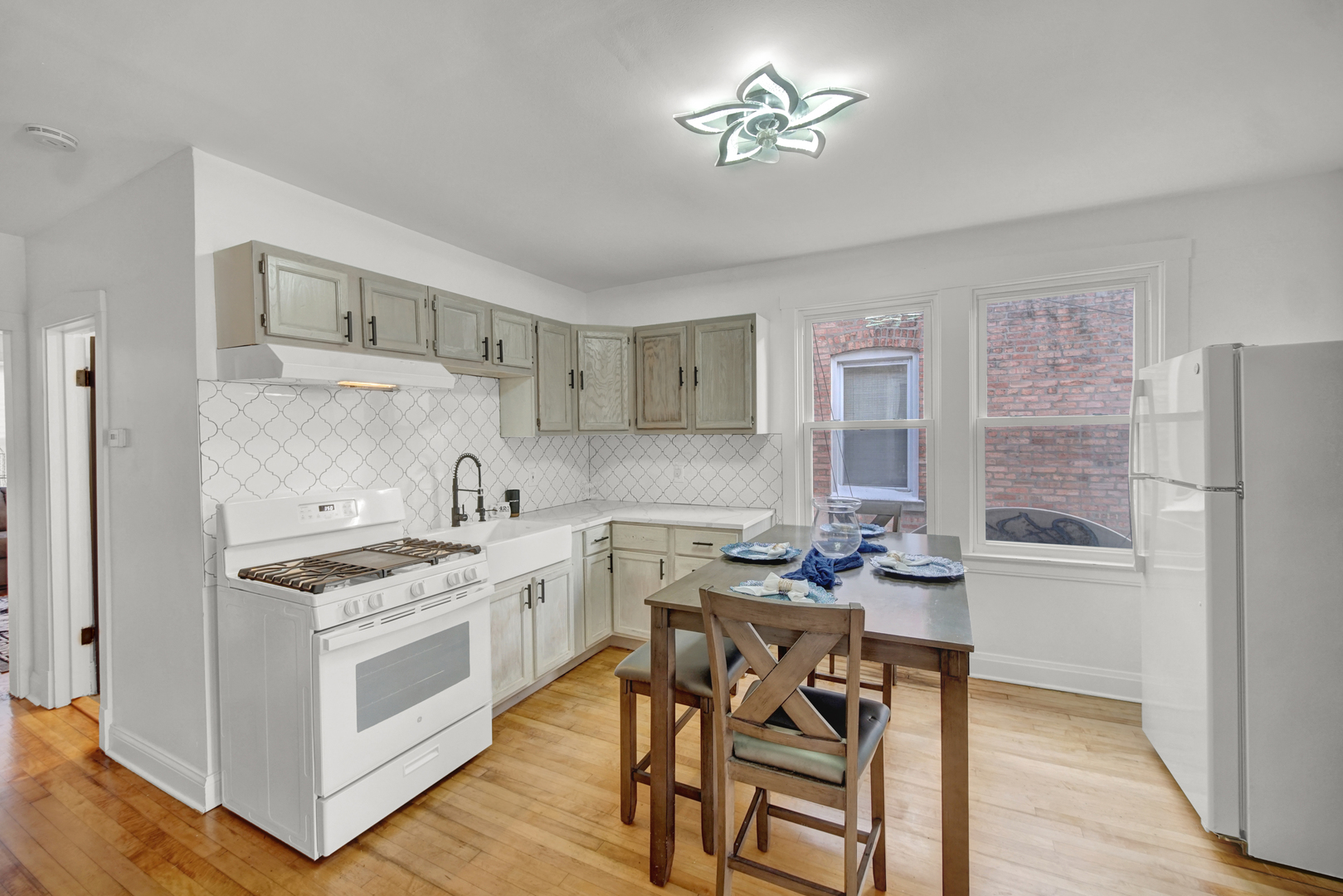 2854 S Central Park Avenue Property Photo 4