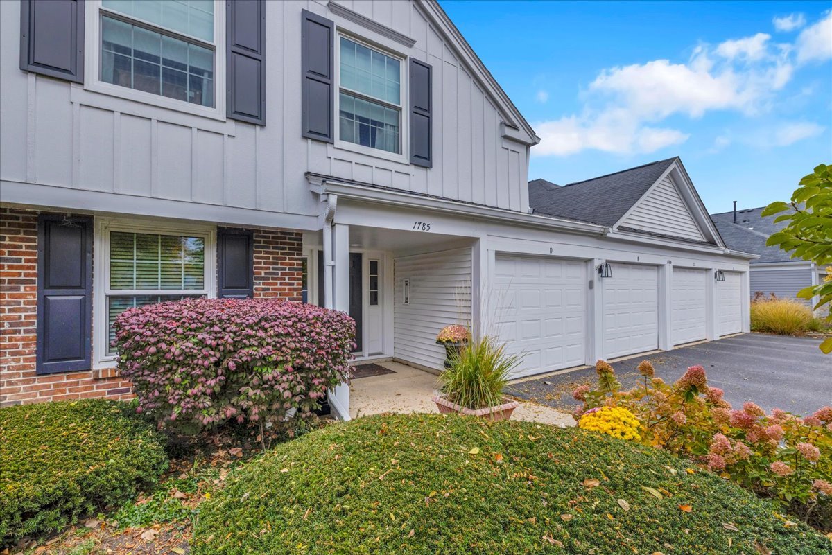 1785 Grosvenor Cir Property Photo 1
