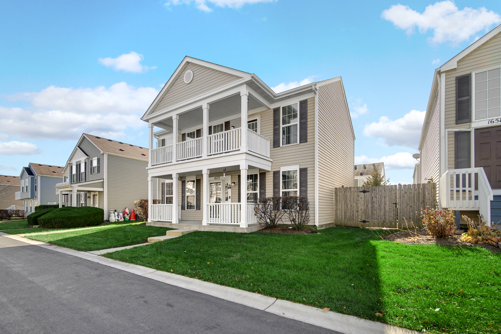 1653 Victoria Park Circle Property Photo 2