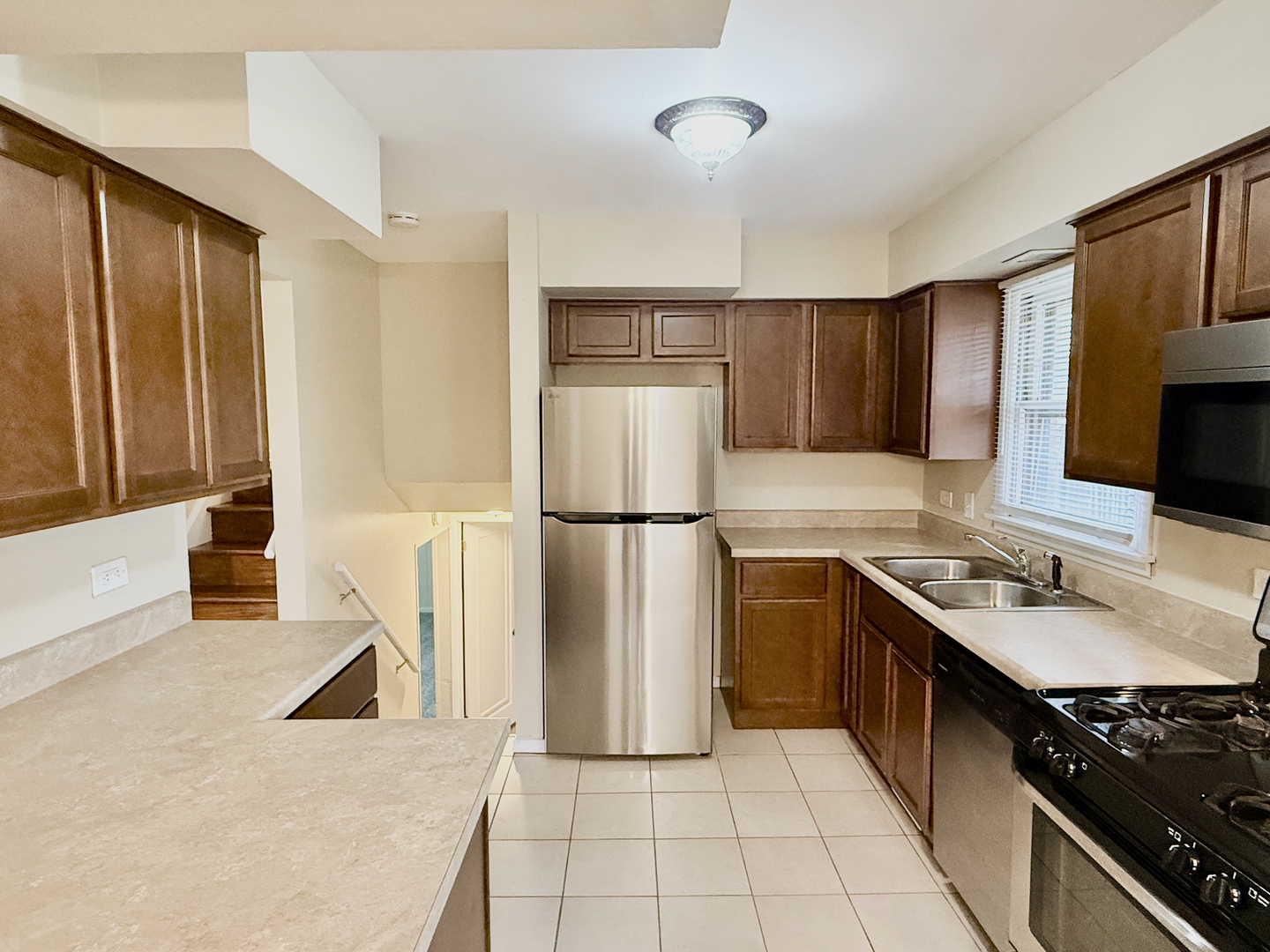 16109 Prairie Avenue Property Photo 4