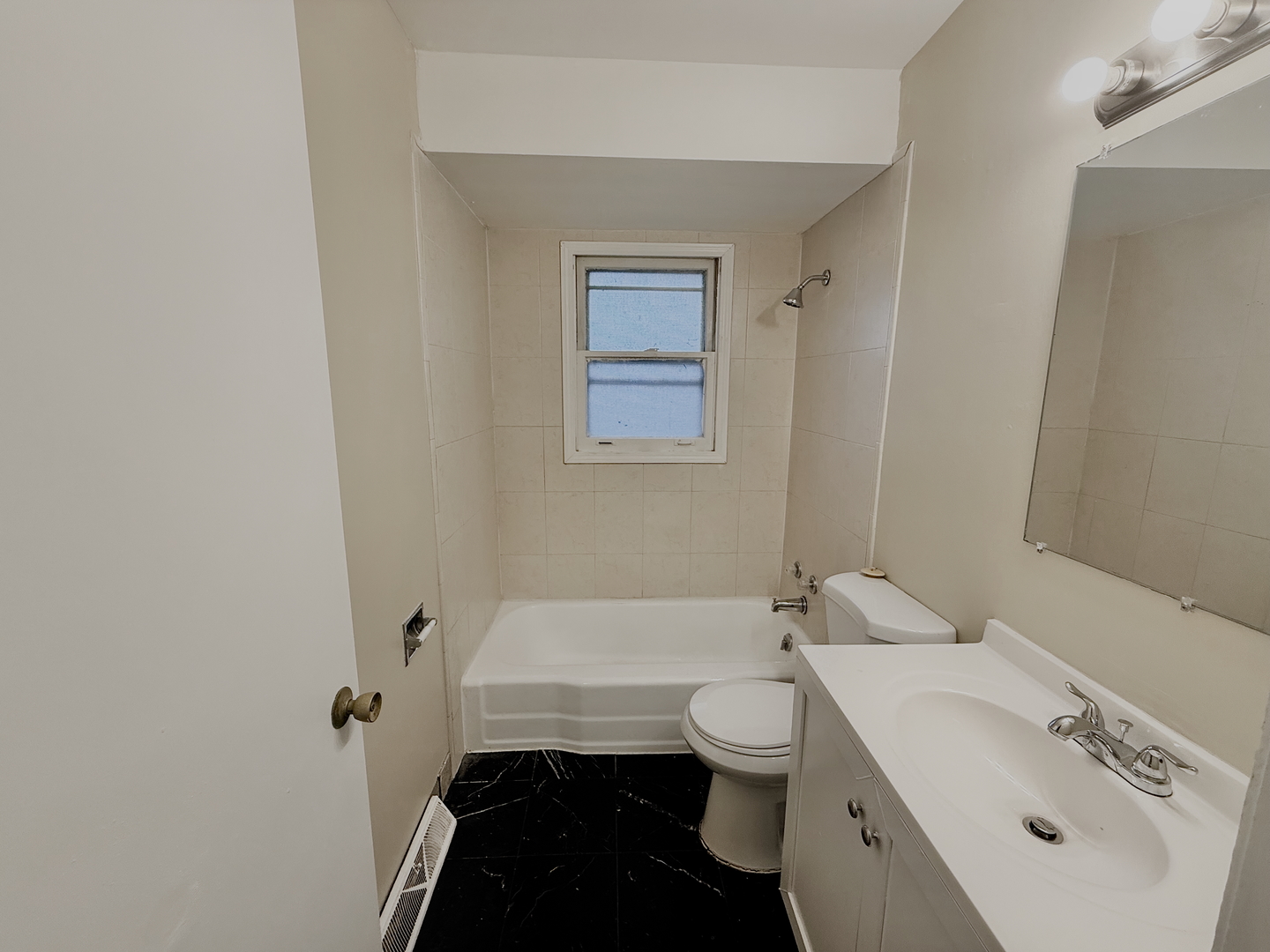16109 Prairie Avenue Property Photo 9