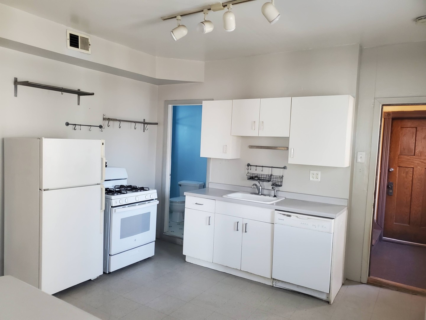 1953 W Roscoe Street Property Photo 2