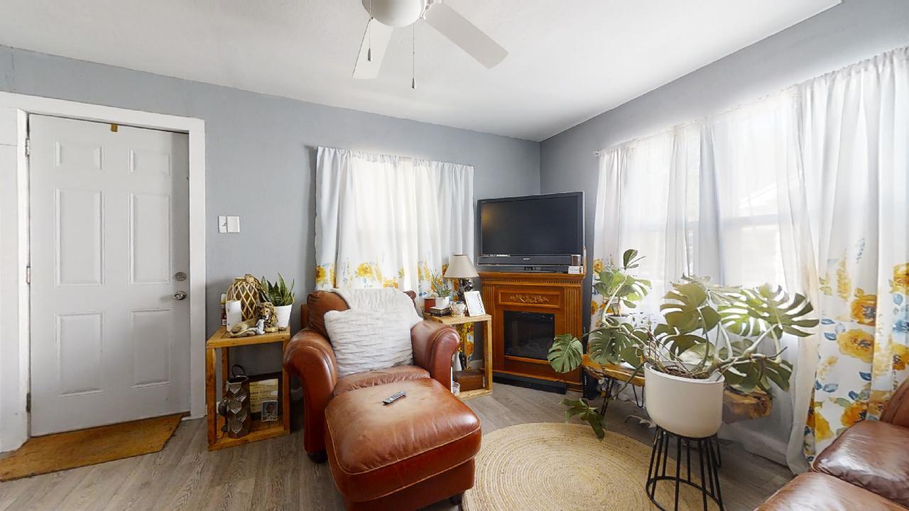 1124 W Cushing Street Property Photo 3