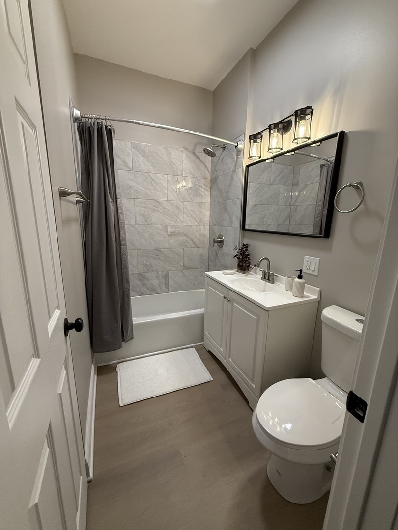 3049 N Avers Avenue 2 Property Photo 8