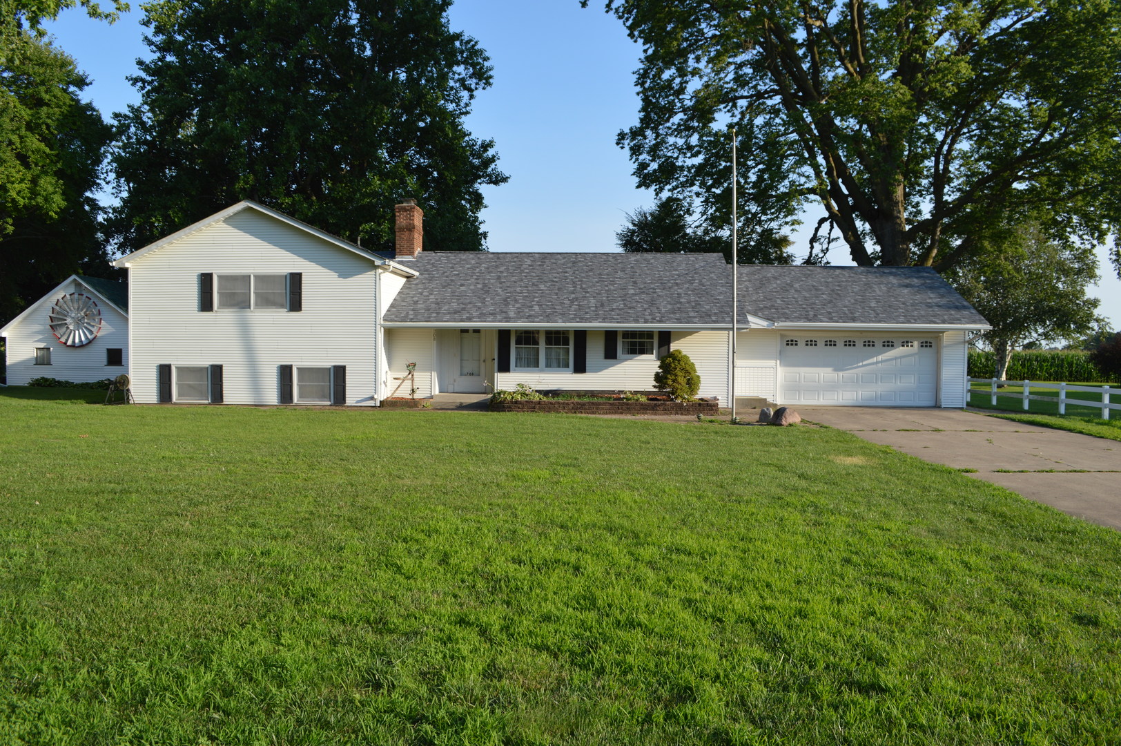 708 E Thompson Street Property Photo 1