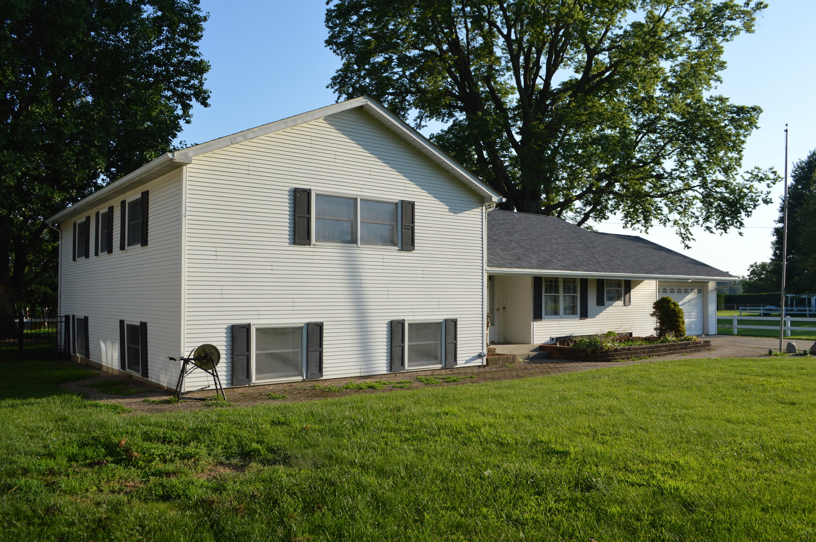 708 E Thompson Street Property Photo 4