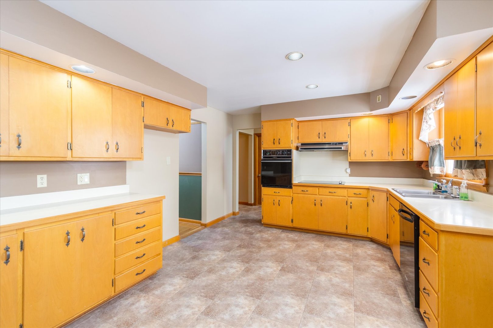 708 E Thompson Street Property Photo 23