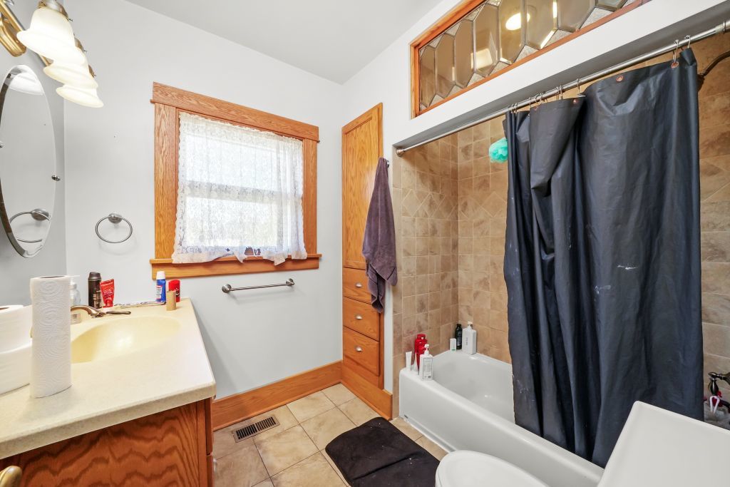 711 Campbell Street Property Photo 9