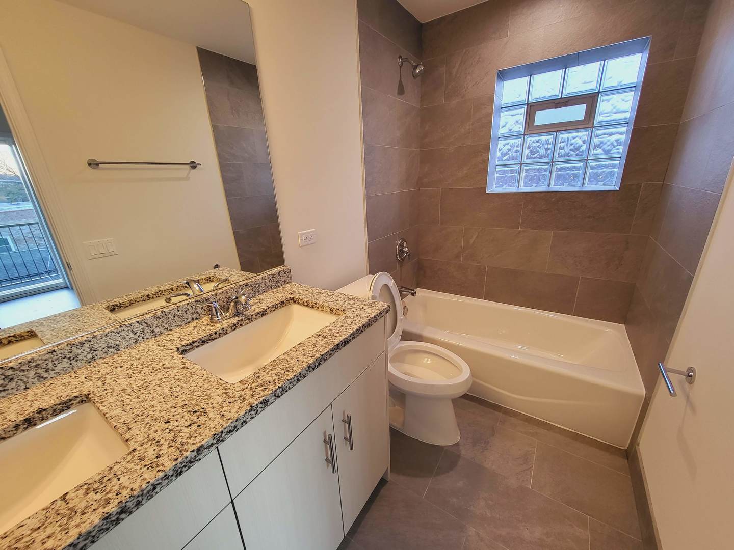 3595 S Archer Avenue 2c Property Photo 7