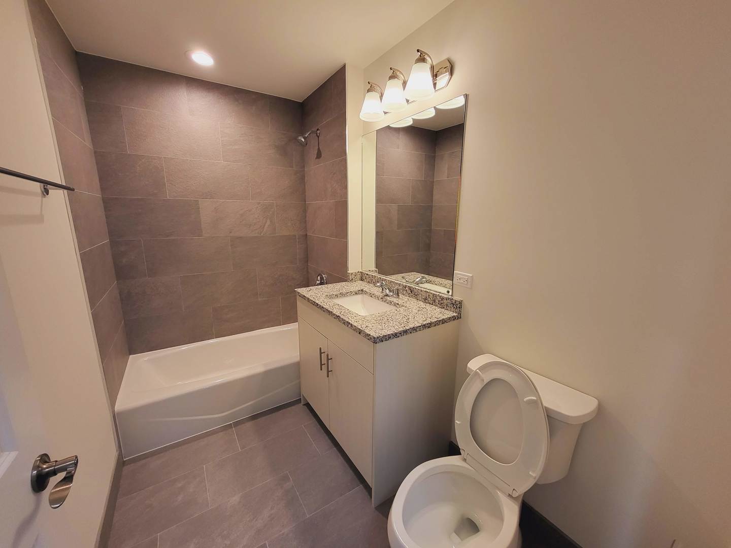 3595 S Archer Avenue 2c Property Photo 8