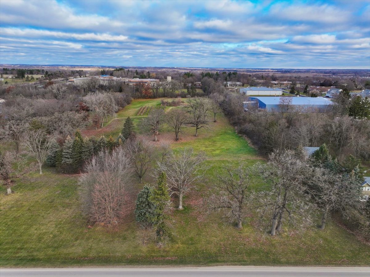 13902 Kishwaukee Valley Road Property Photo 3