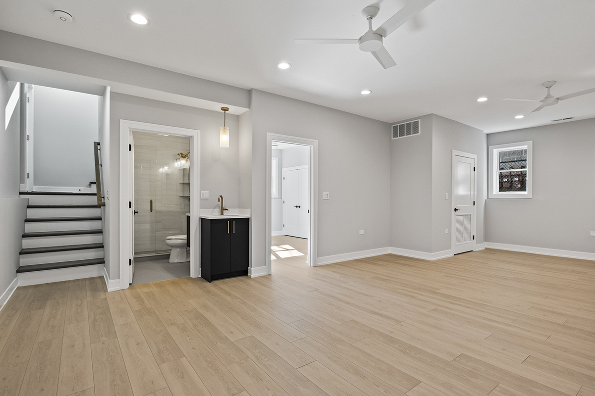 6106 N Hermitage Avenue Property Photo 23