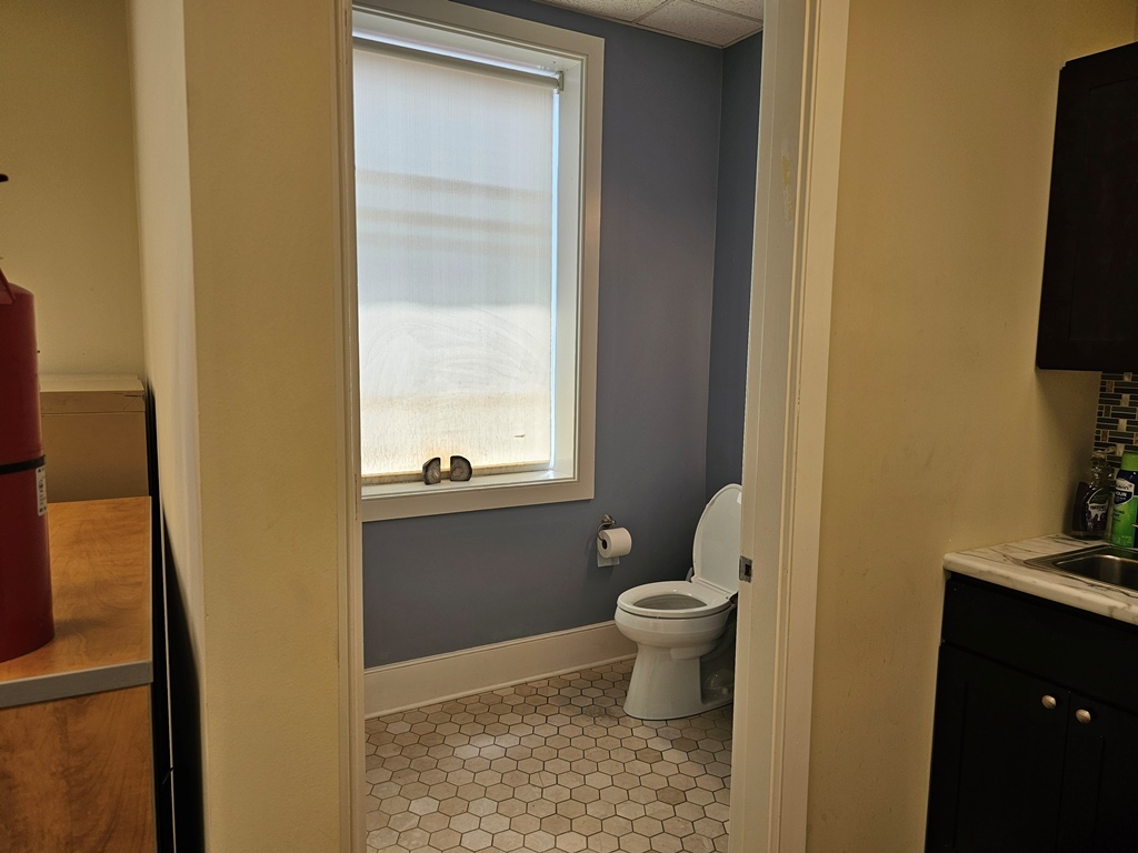 7040 N Ridgeway Avenue Property Photo 9
