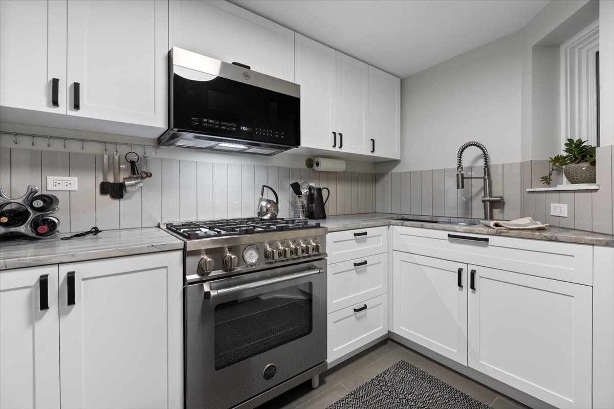 159 W Burton Place G Property Photo 18