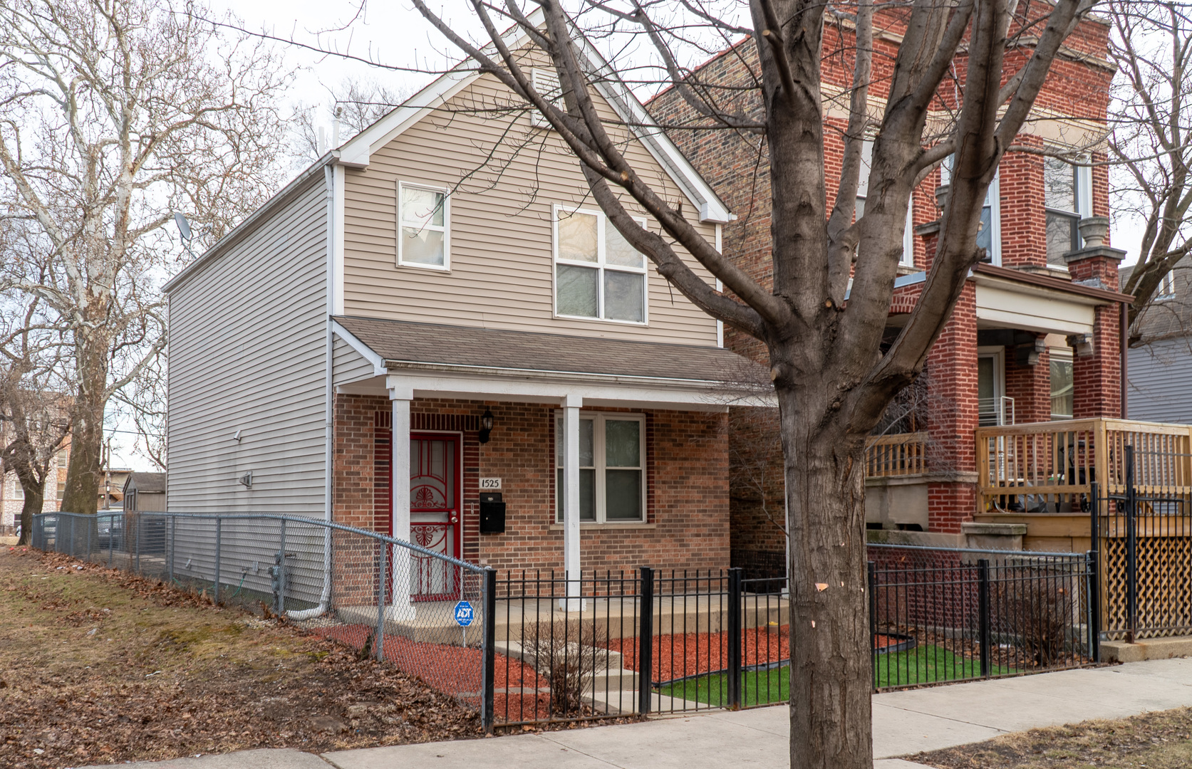 1525 S Lawndale Avenue Property Photo 2
