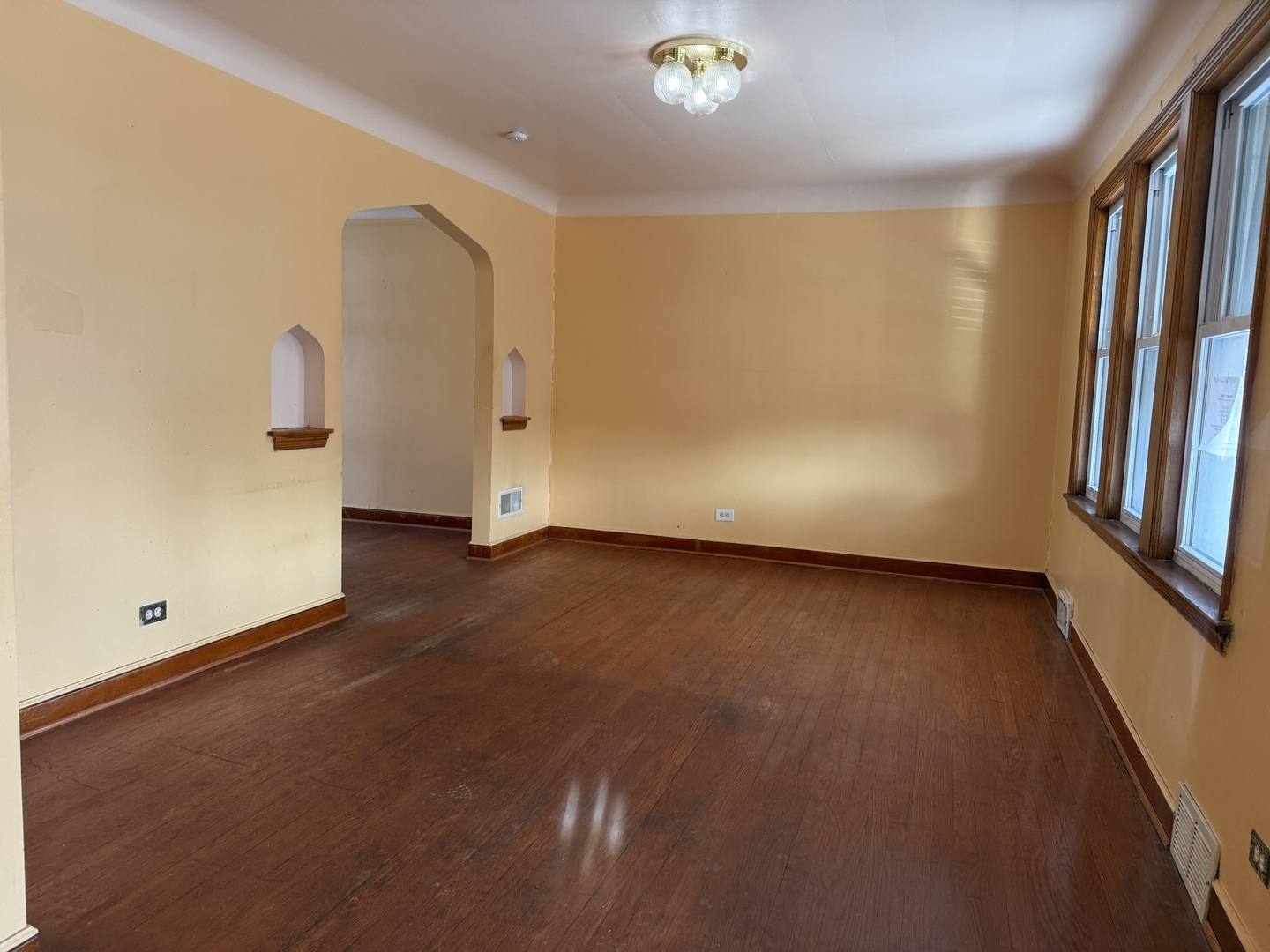 9134 S Paxton Avenue Property Photo 2