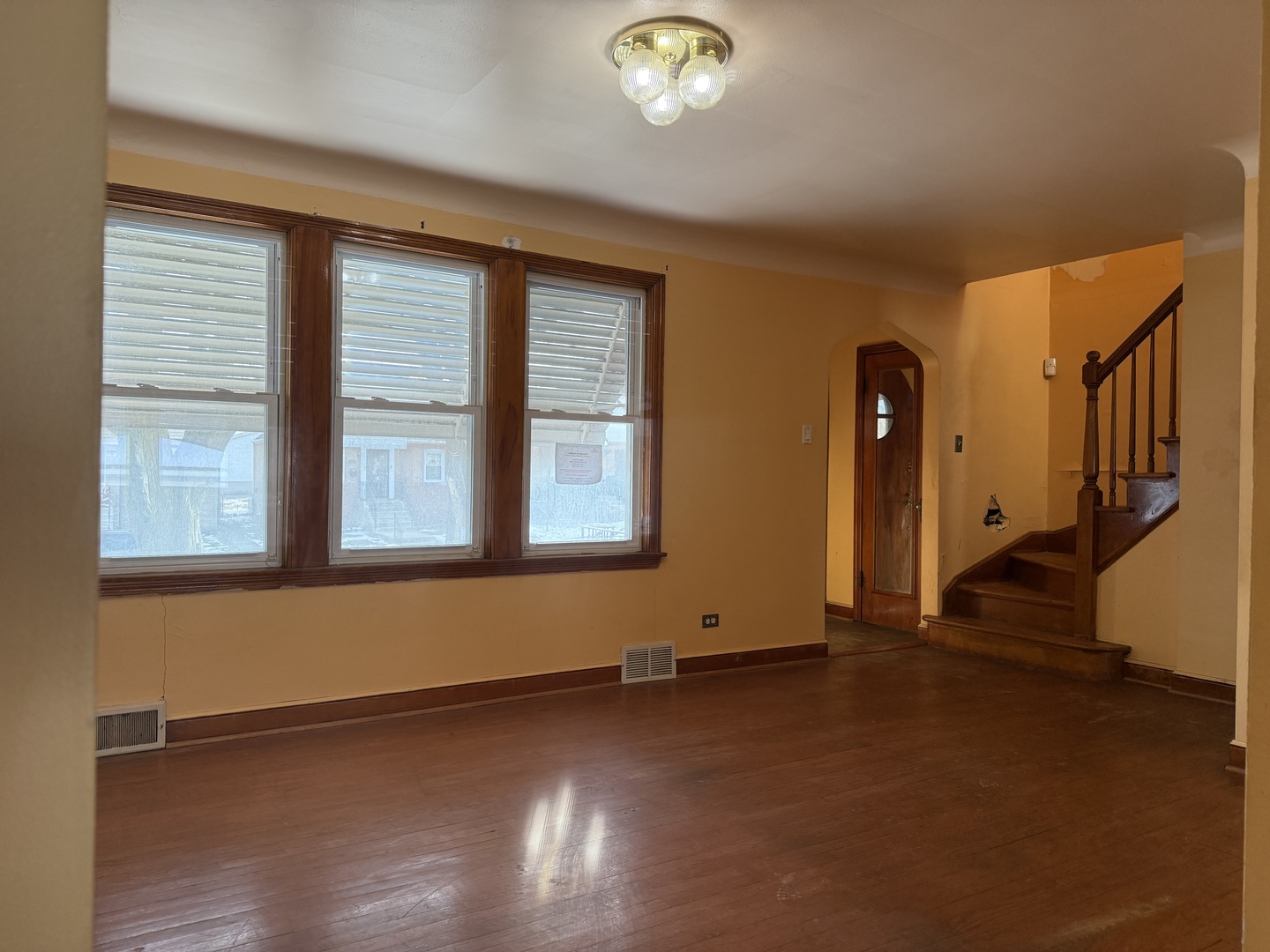9134 S Paxton Avenue Property Photo 3