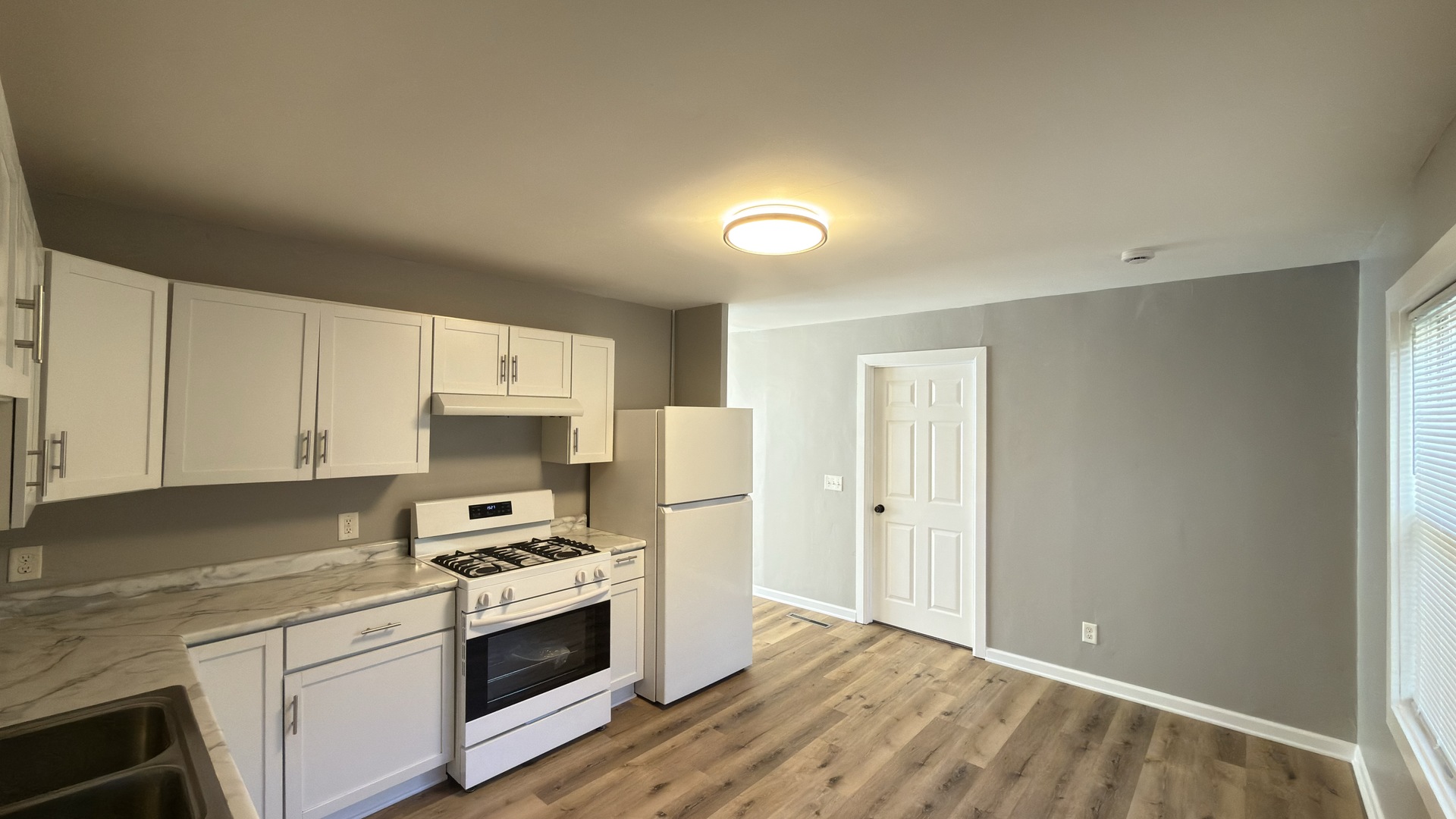 2612 W Kirby Avenue Property Photo 4