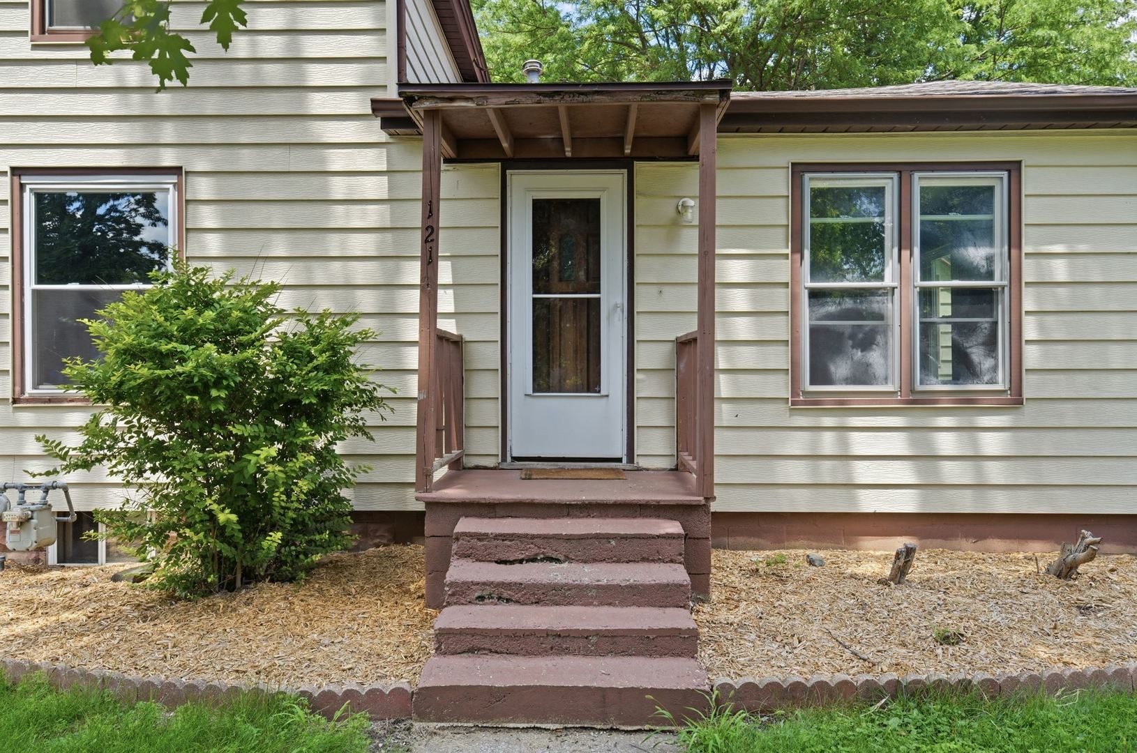 121 E James Street Property Photo 5