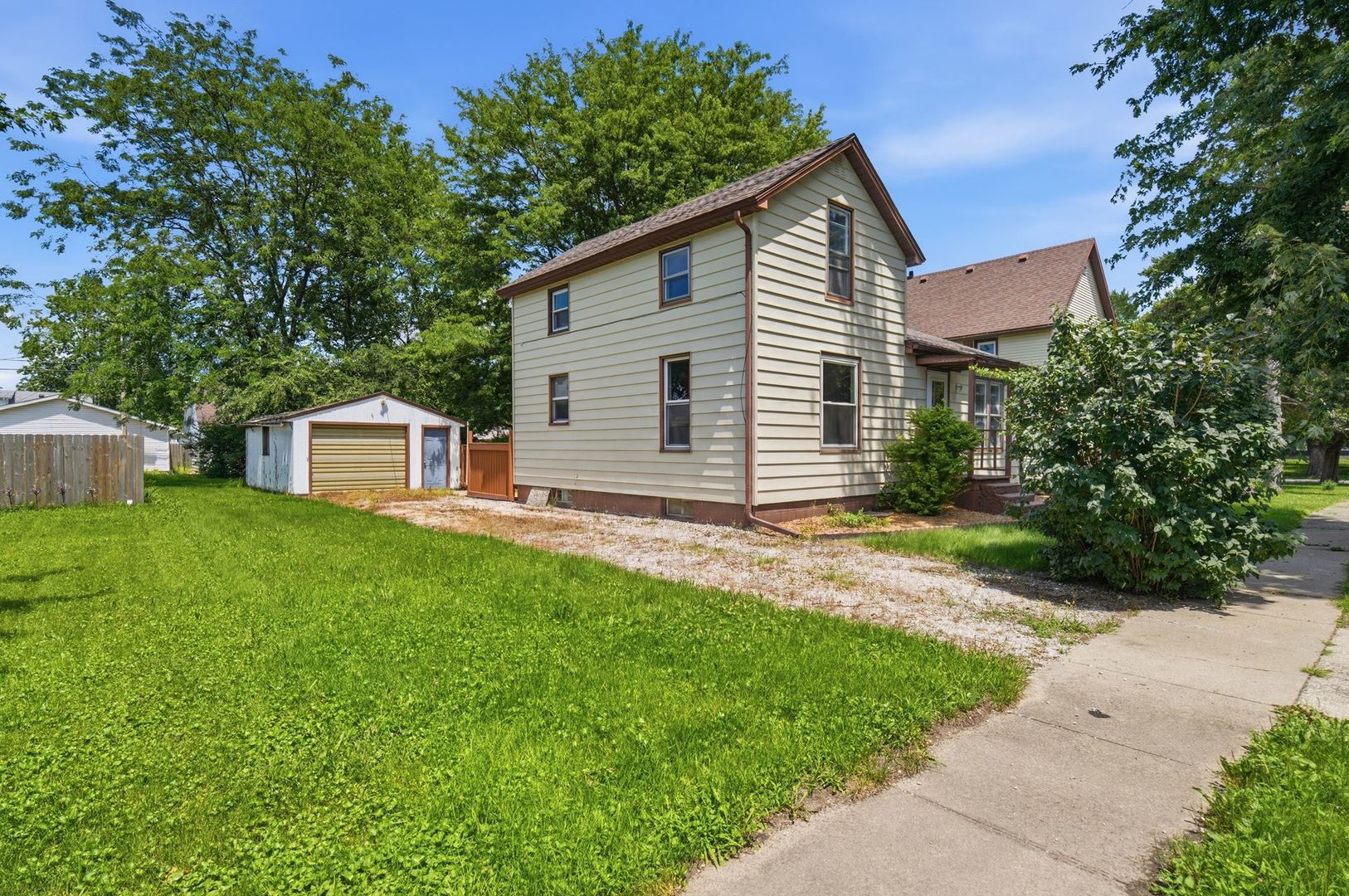 121 E James Street Property Photo 6