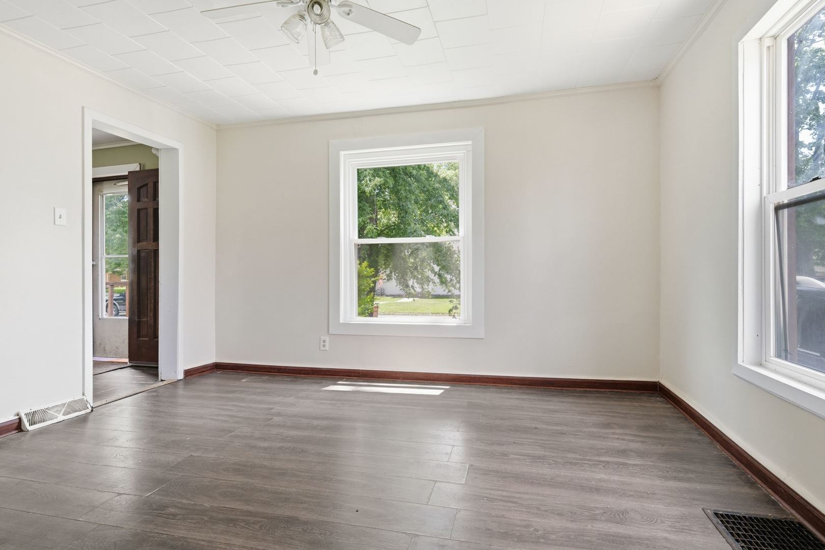 121 E James Street Property Photo 11