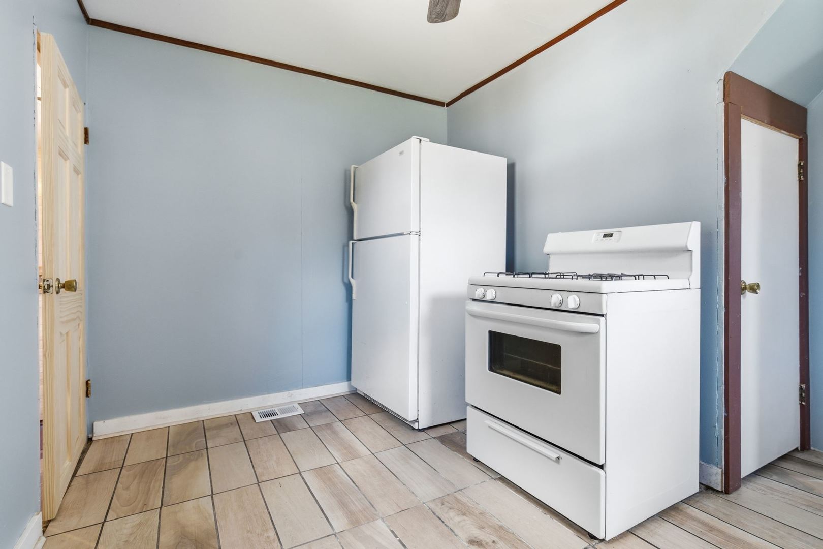121 E James Street Property Photo 15