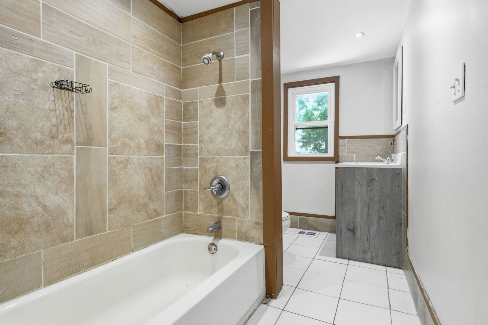 121 E James Street Property Photo 16