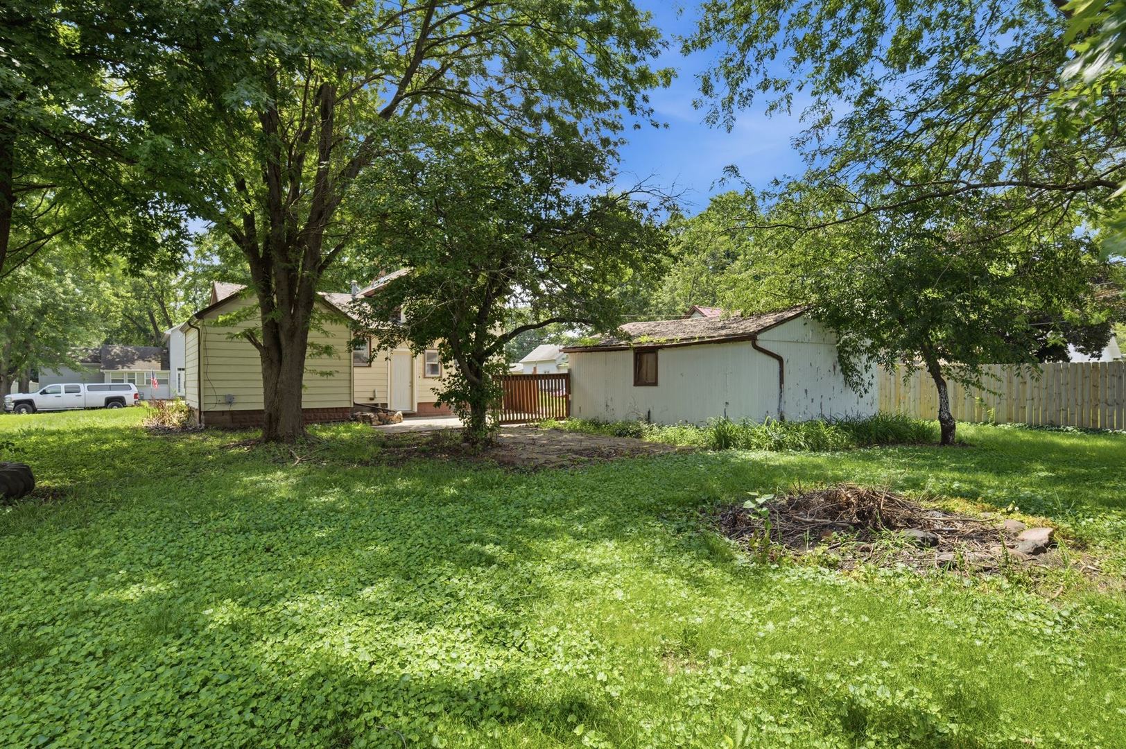 121 E James Street Property Photo 28