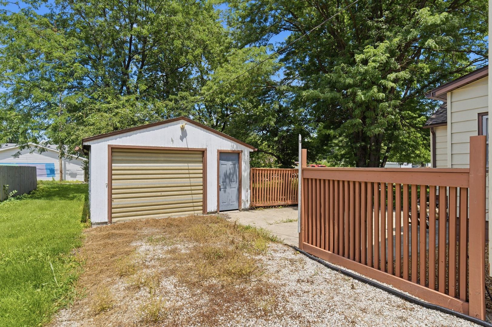 121 E James Street Property Photo 31