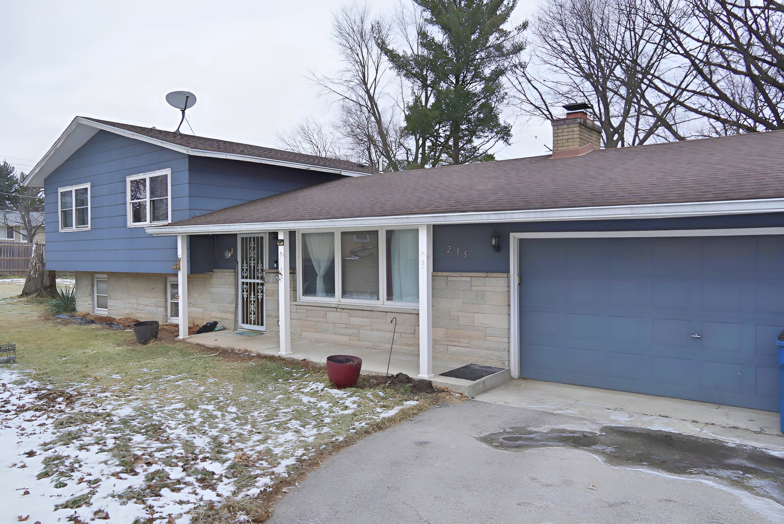 215 Hawthorne Circle Property Photo 1