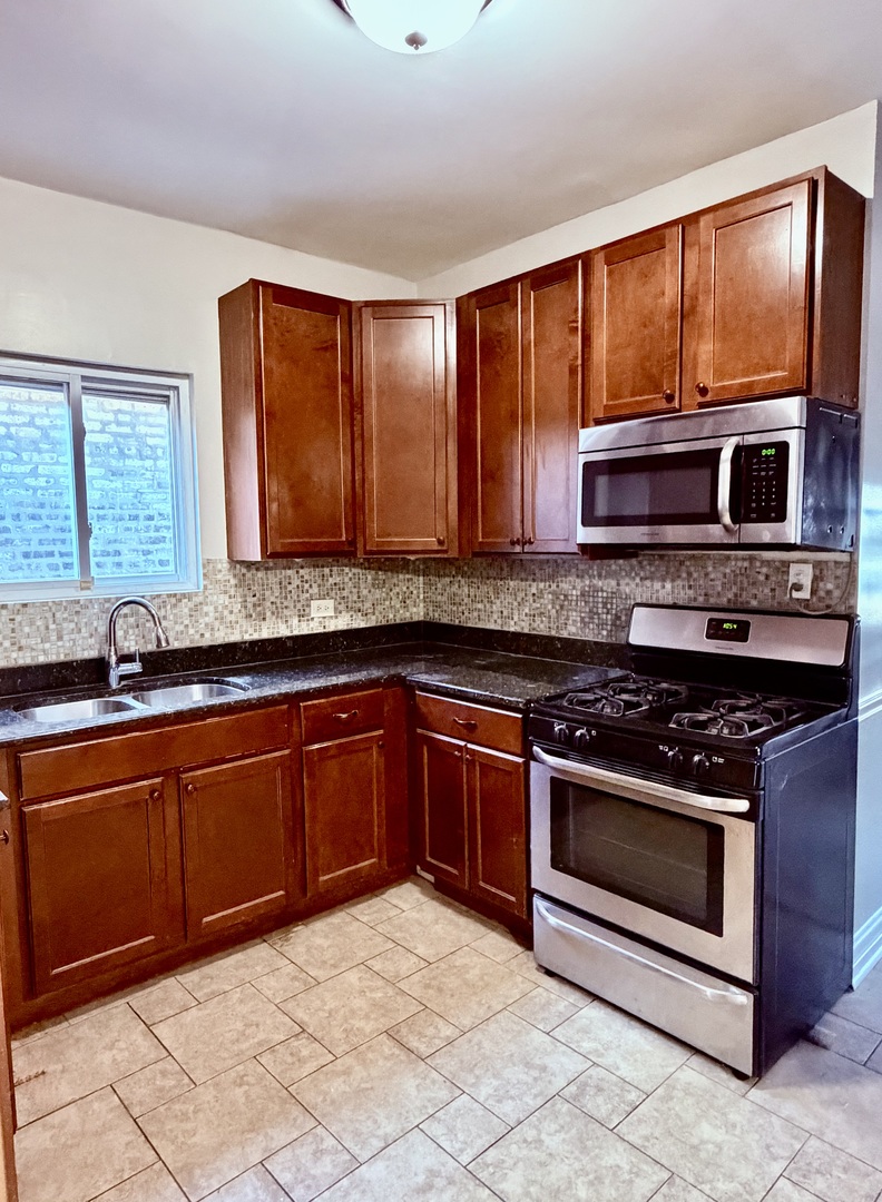6210 S Sacramento Avenue Property Photo 8