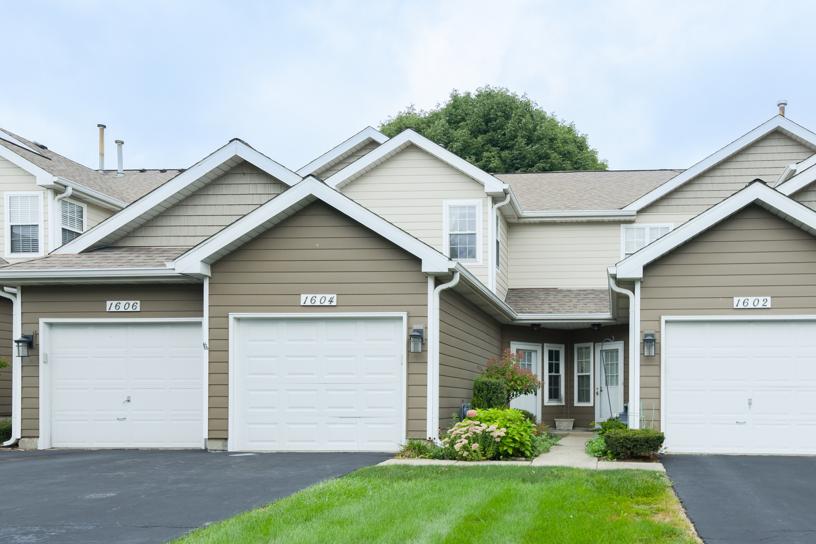 1604 Woodhaven Court B Property Photo 1