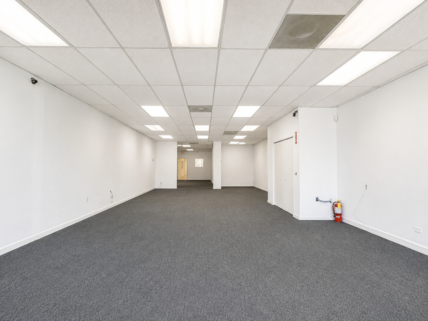 5256 N Broadway Street Property Photo 4
