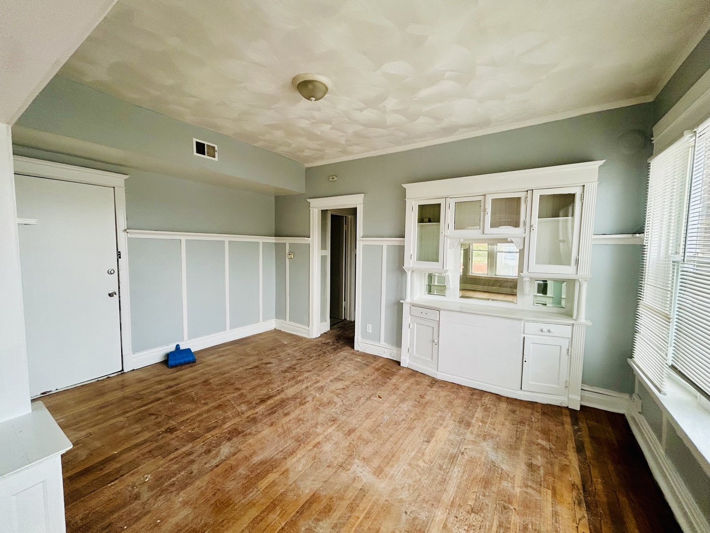 7459 S Champlain Avenue Property Photo 3