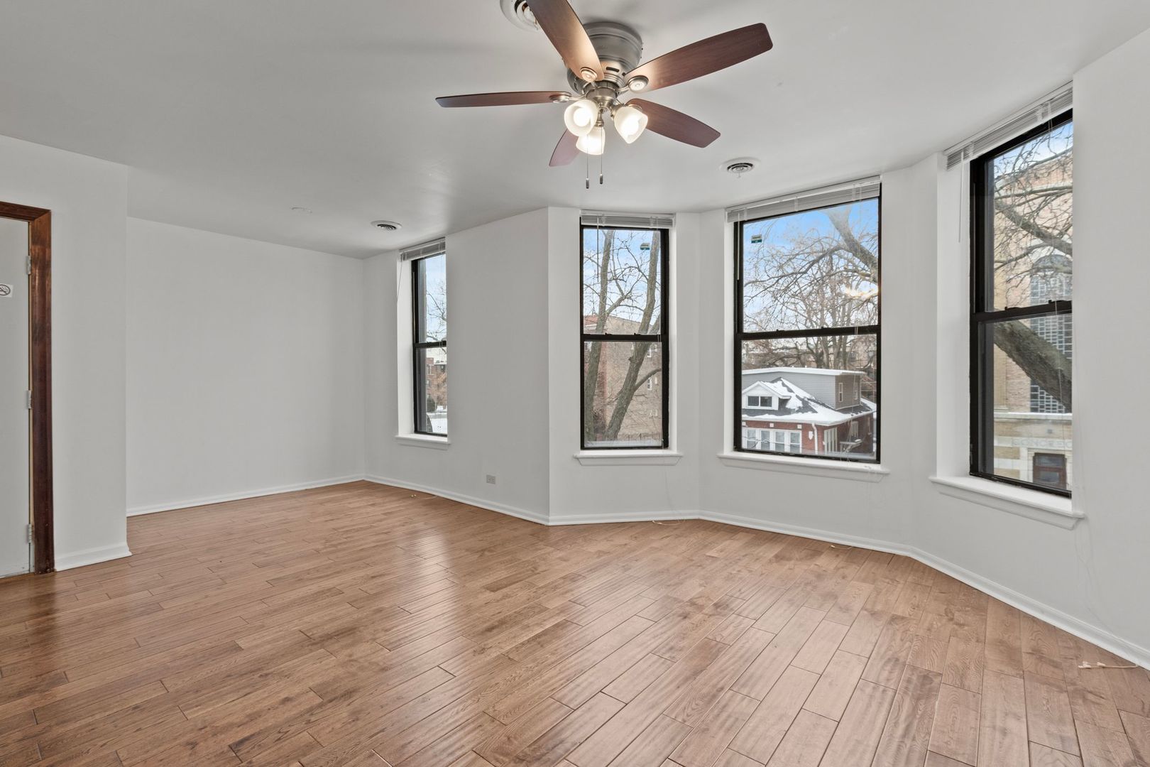 6037 S Champlain Avenue Property Photo 5