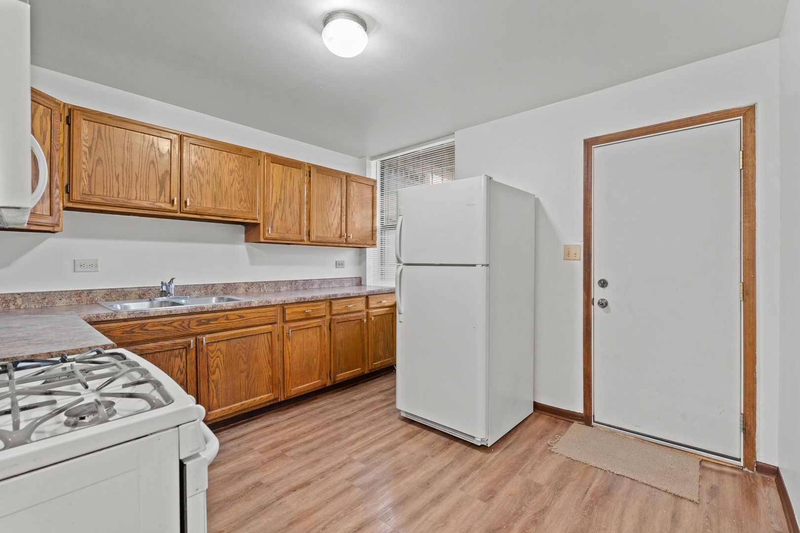 6037 S Champlain Avenue Property Photo 9