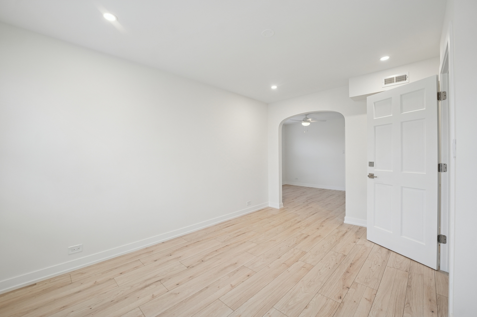 4954 W Byron Street Property Photo 5