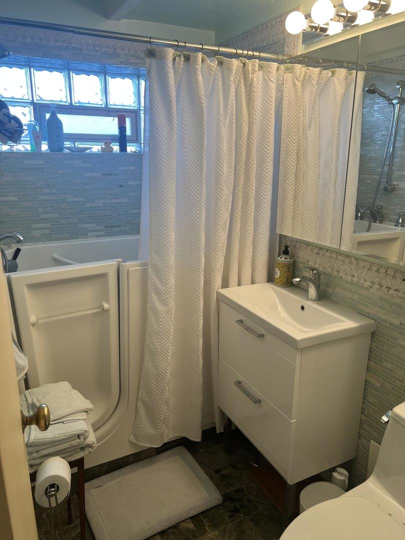 1122 W Lunt Avenue 6c Property Photo 4
