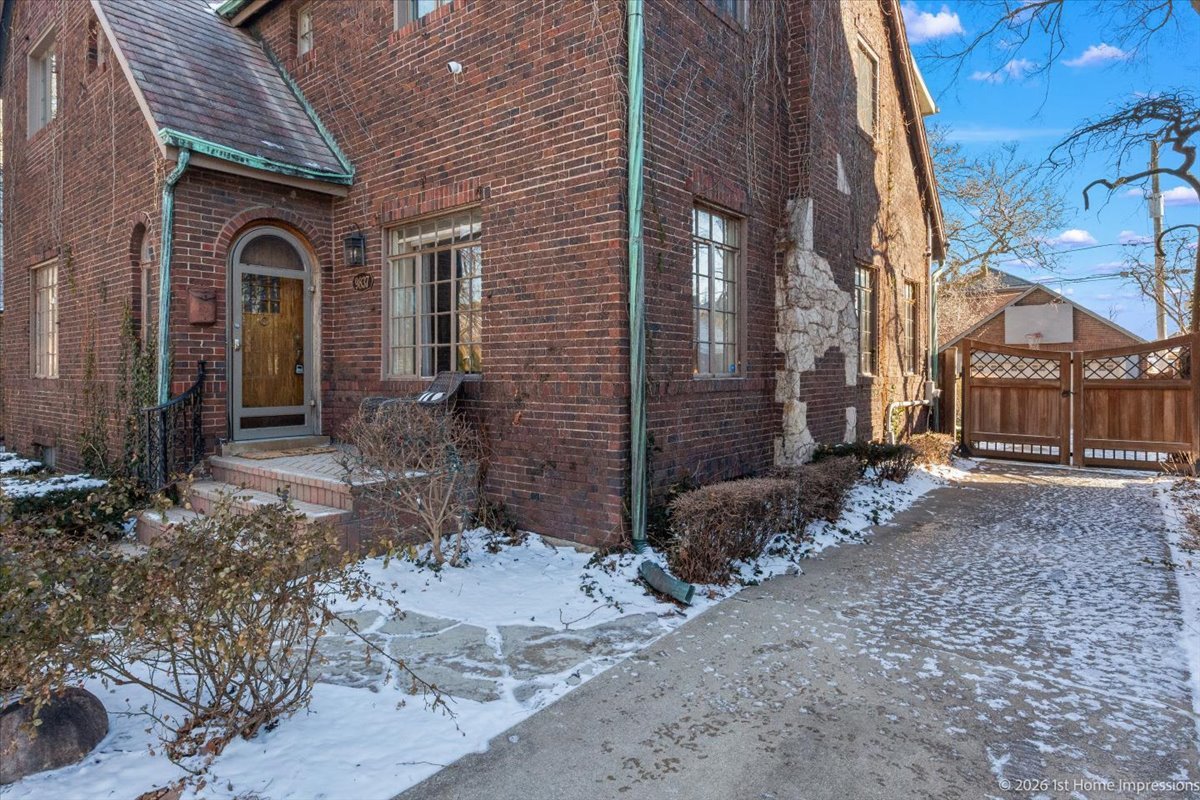 9837 S Hamilton Avenue Property Photo 3