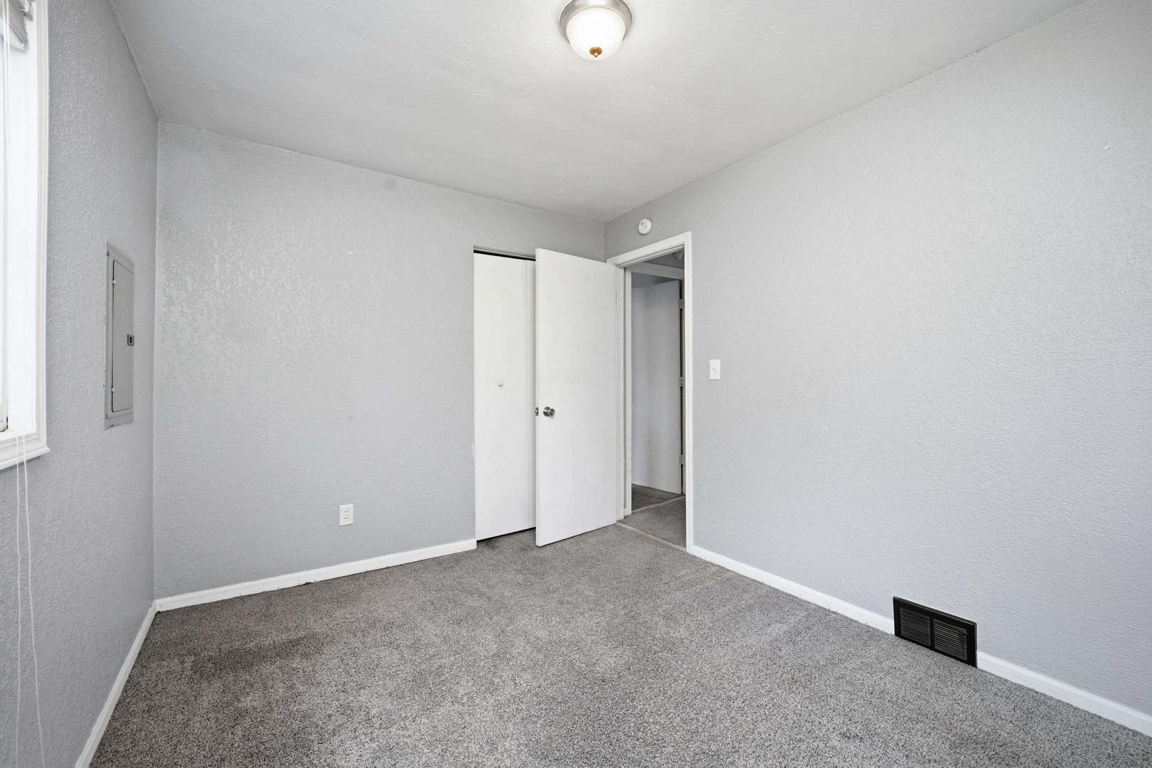 3128 Indian Road Property Photo 12