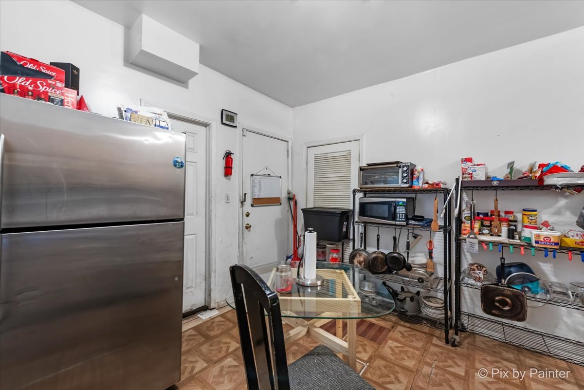 7030 S Artesian Avenue Property Photo 7